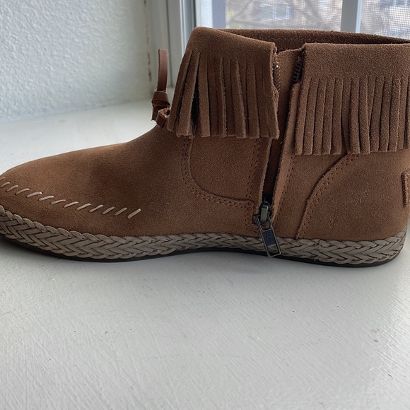 Ugg moccasin size 7. Fringe. Suede - Picture 6 of 7